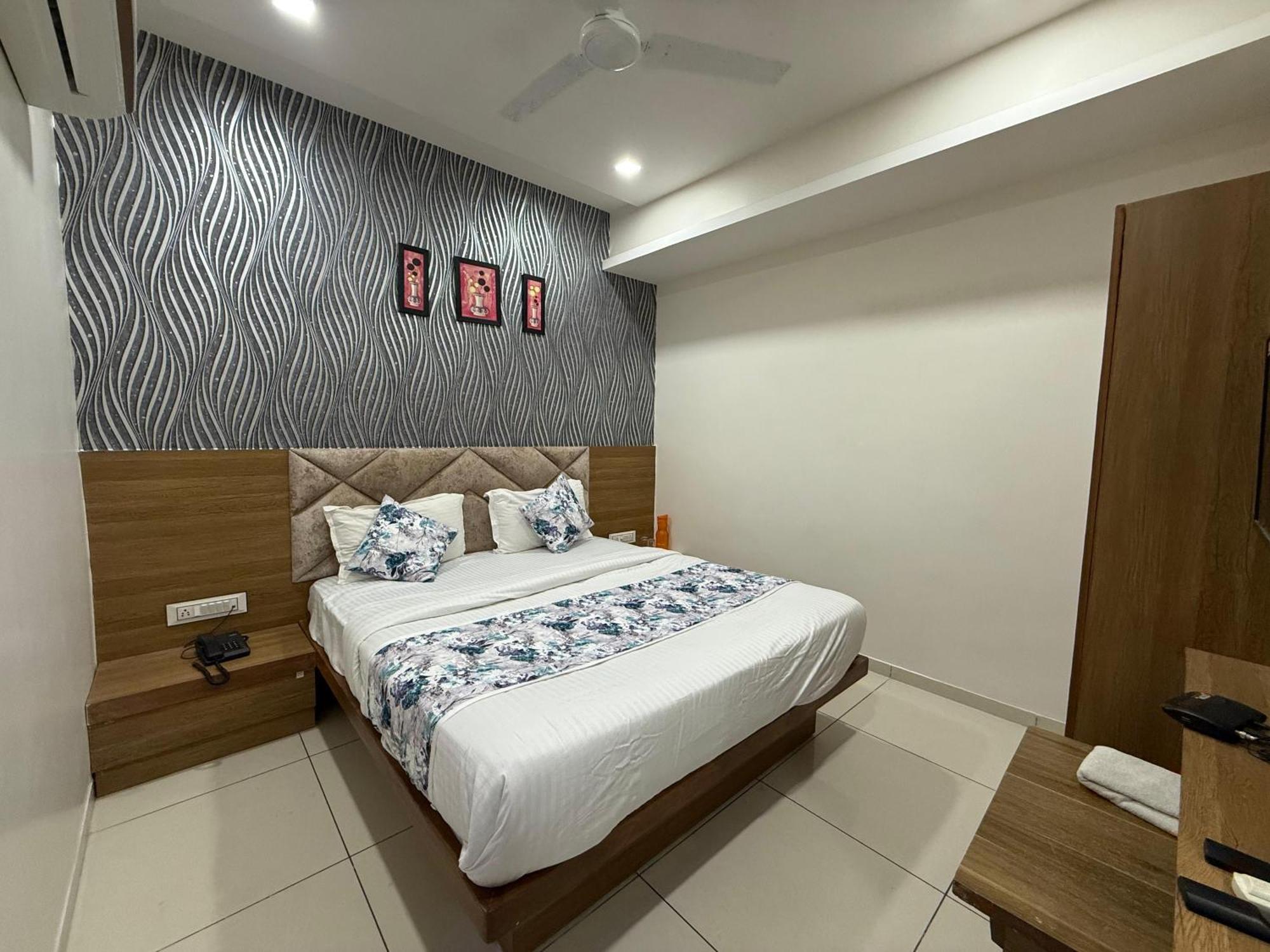 Hotelsuncity Inn Vadodara Dış mekan fotoğraf