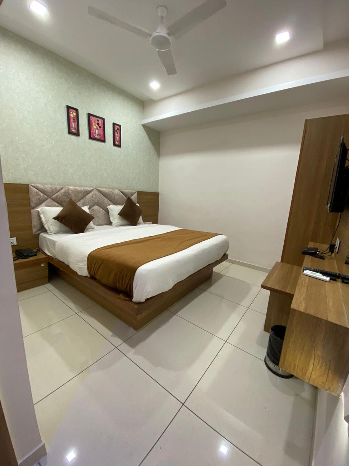 Hotelsuncity Inn Vadodara Dış mekan fotoğraf