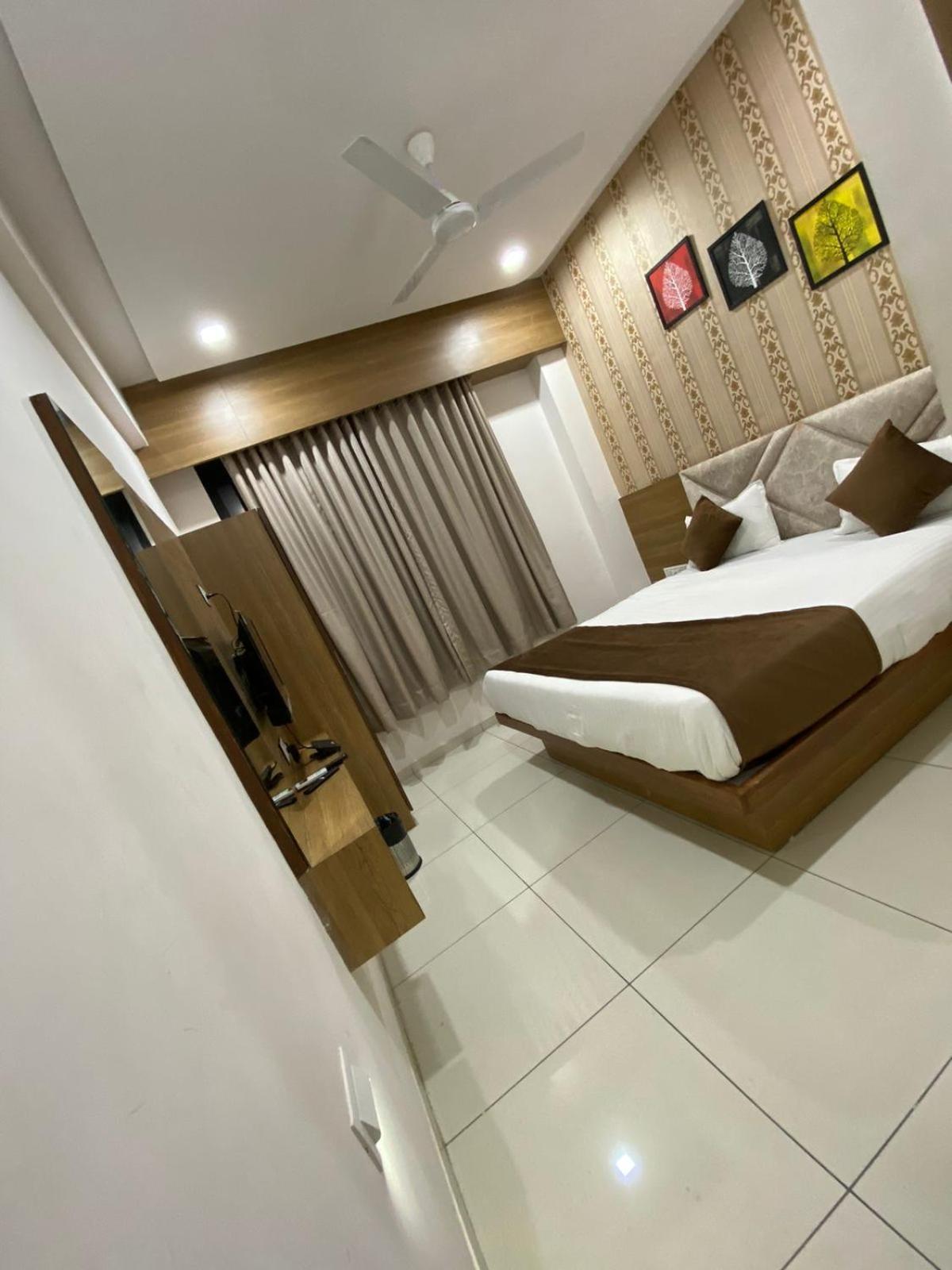 Hotelsuncity Inn Vadodara Dış mekan fotoğraf